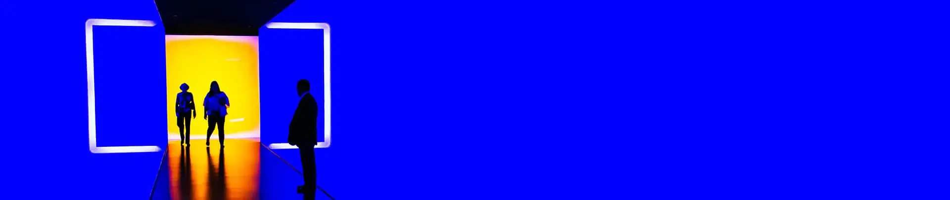 16PeopleGoingToEvent_1920X406