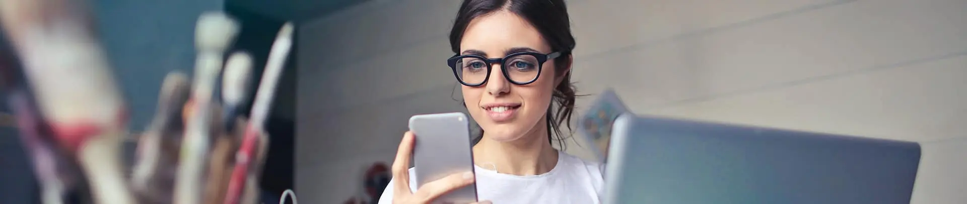 29GirlWithMobile_1920X406