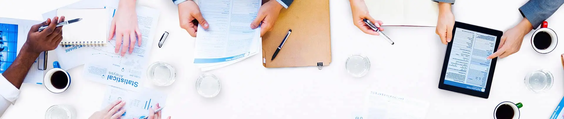 30PeopleAtMeeting_1920X406